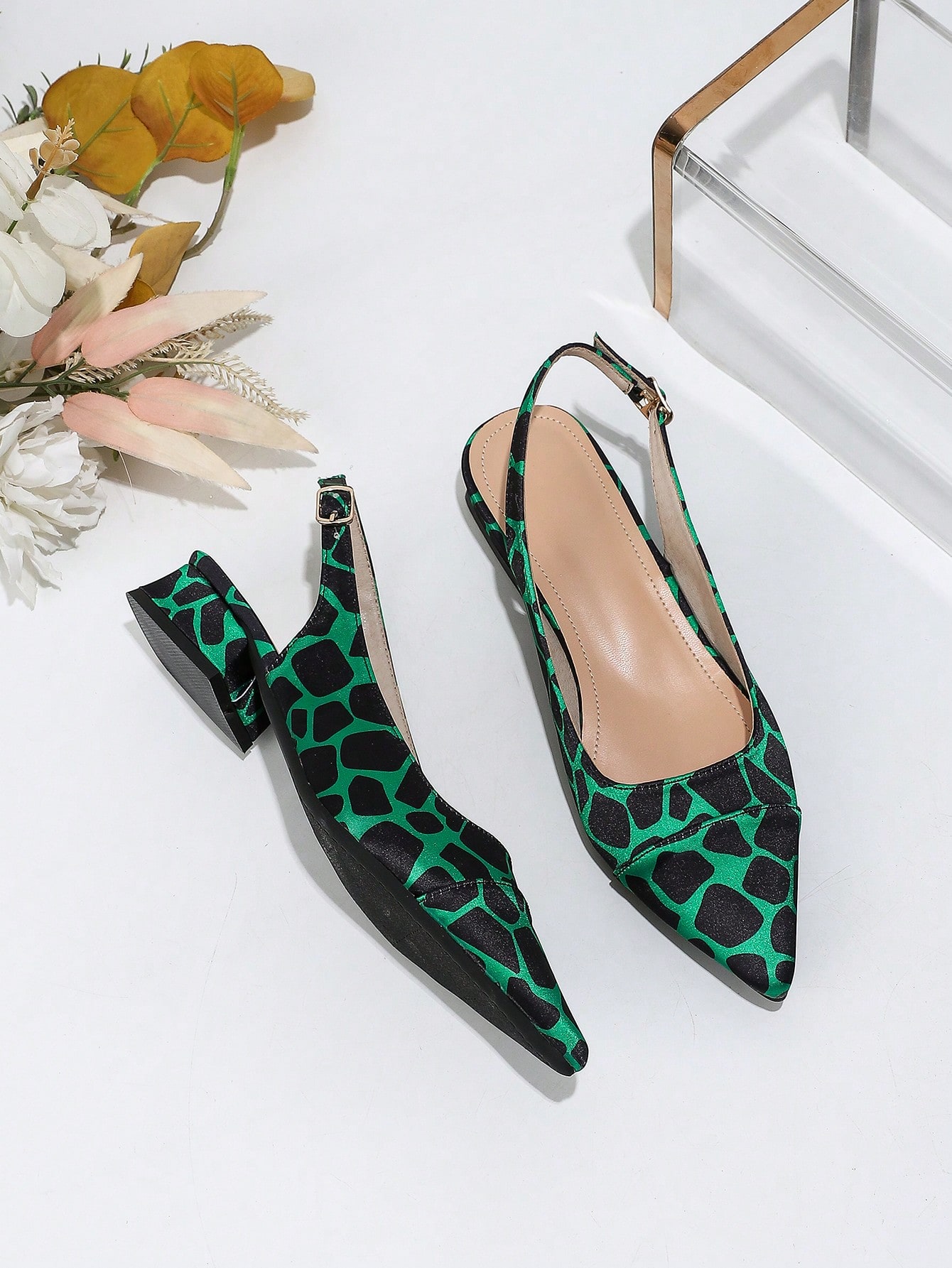 In Green Women Flats