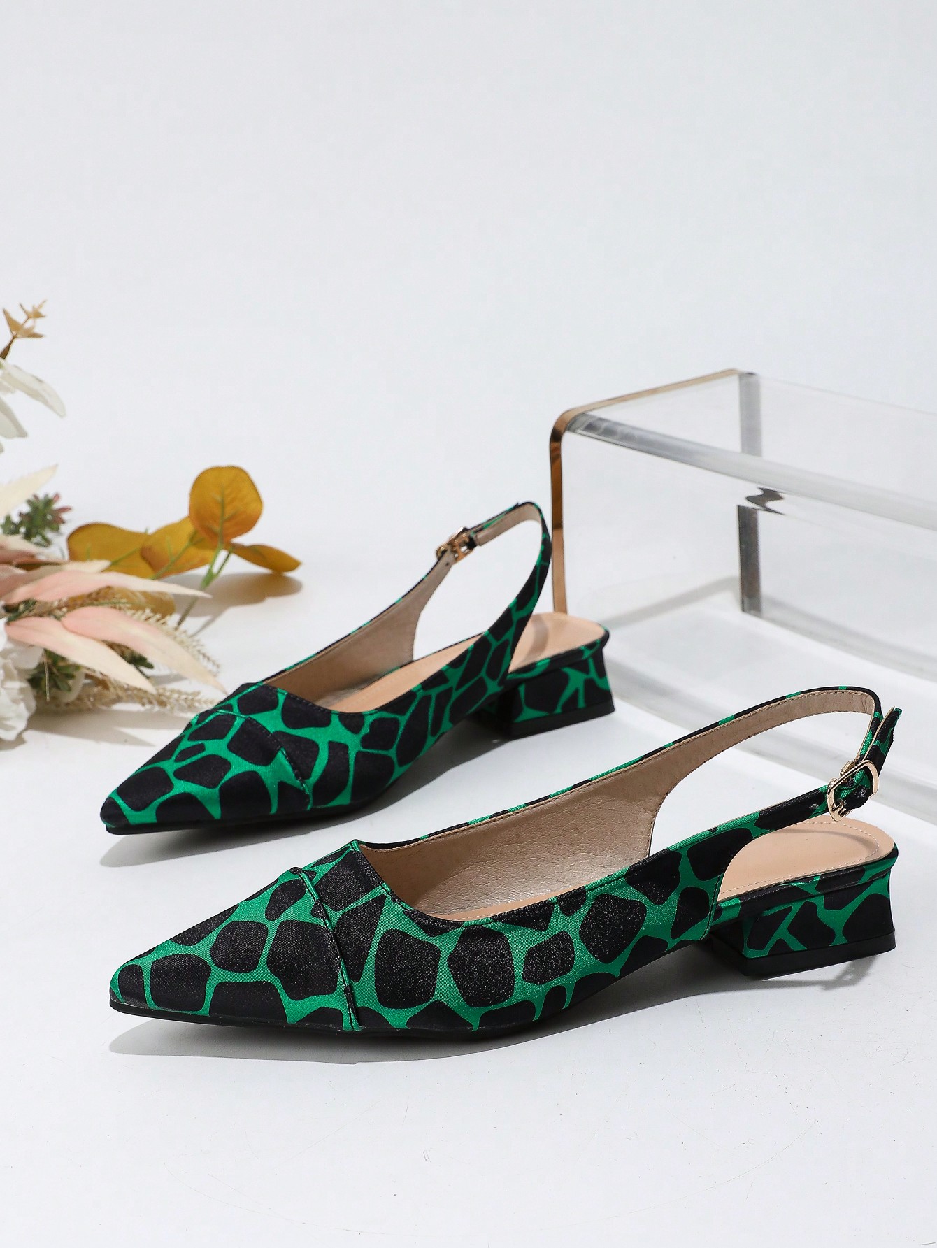 In Green Women Flats