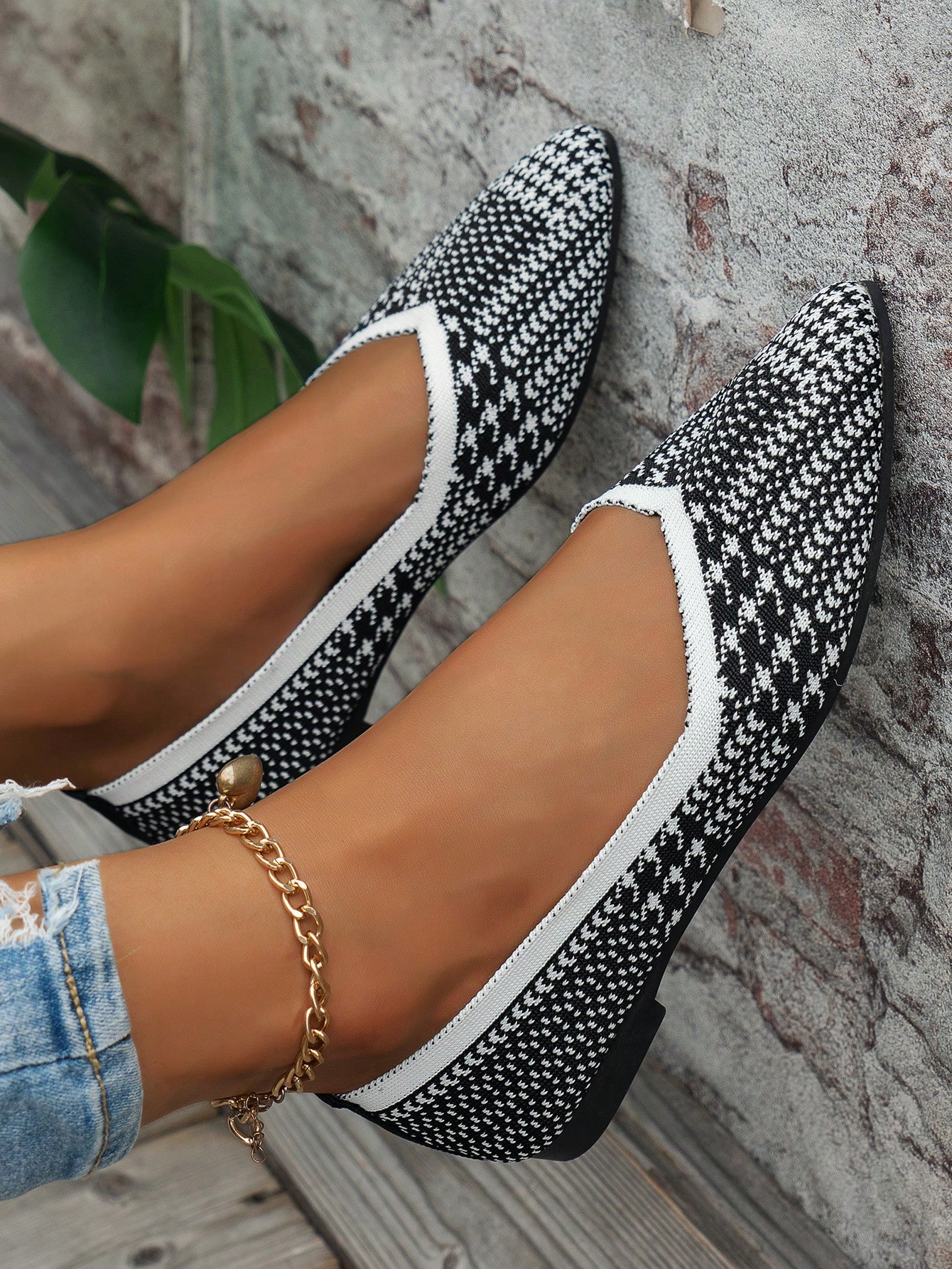 In Black and White Women Flats