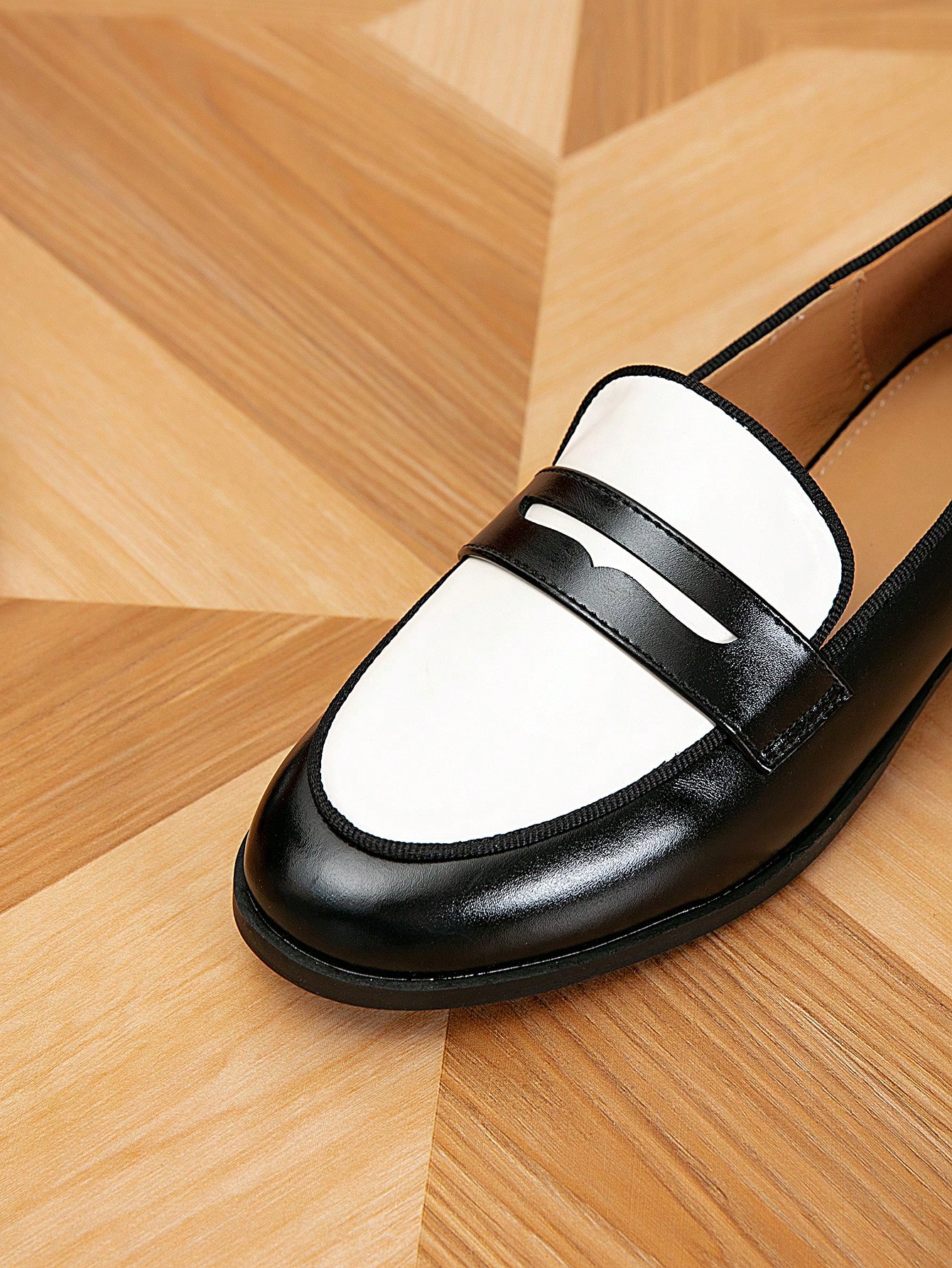 In Black and White Women Flats